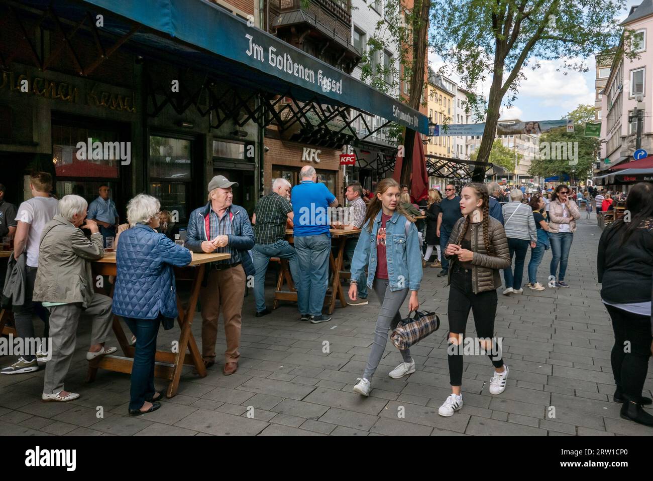 26.08.2018, Germany, North Rhine-Westphalia, Duesseldorf - Pedestrian zone with pubs in the old town. 00A180826D376CAROEX.JPG [MODEL RELEASE: NO, PROP Stock Photo