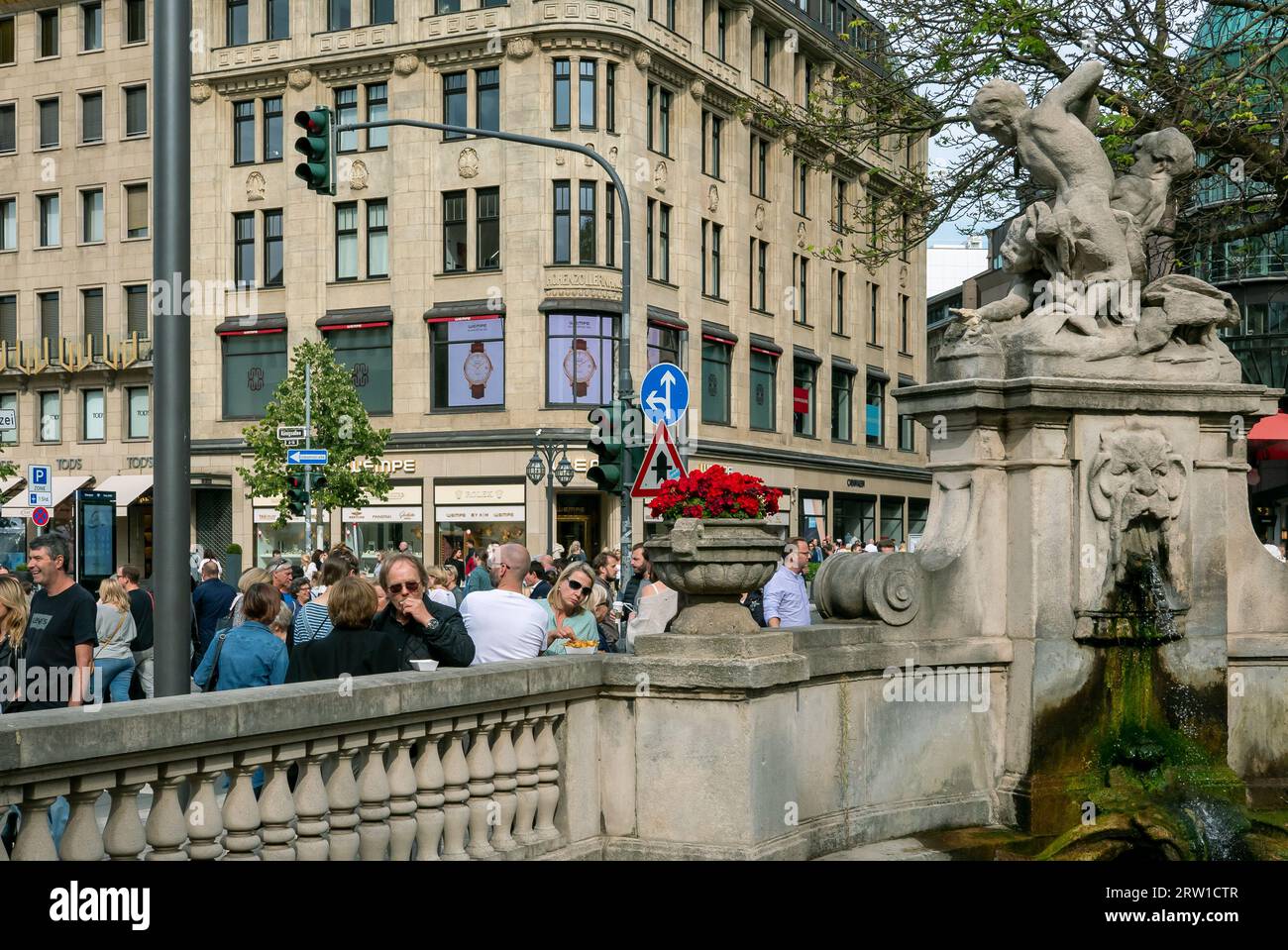 26.08.2018, Germany, North Rhine-Westphalia, Duesseldorf - Summer bustle at the cross street over the Koenigsallee. 00A180826D547CAROEX.JPG [MODEL REL Stock Photo