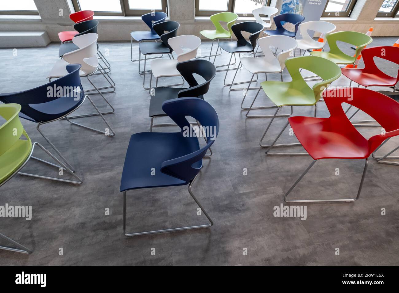 07.07.2022, Germany, Bremen, Bremen - Plastic chairs in the room of a research institute. 00A220707D079CAROEX.JPG [MODEL RELEASE: NOT APPLICABLE, PROP Stock Photo