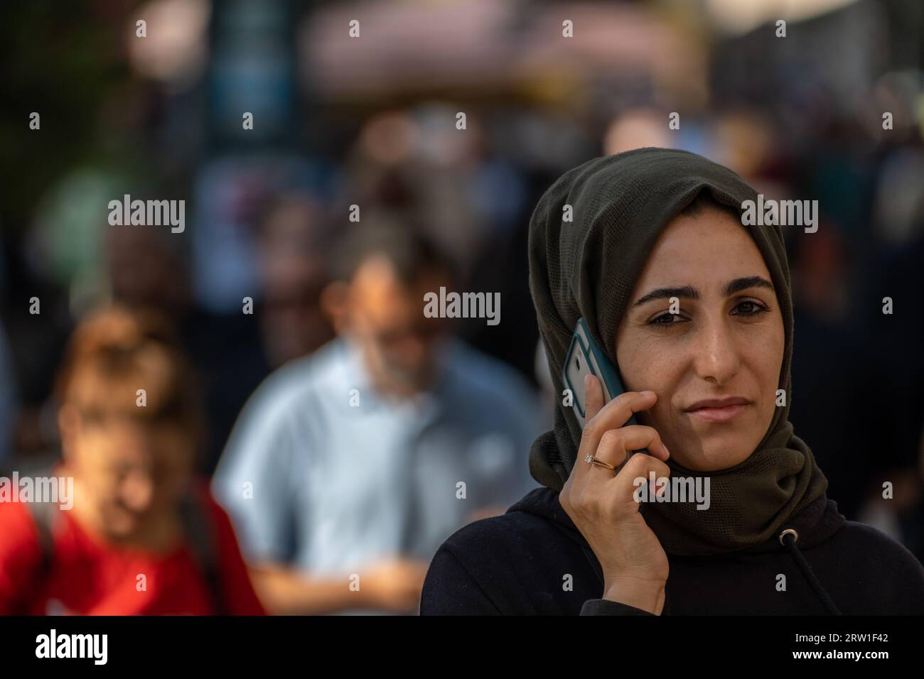 01.11.2022, Turkey, Antalya, Antalya - Crowd in a pedestrian zone in the city centre, Faru talking on the phone. 00A221101D2076CAROEX.JPG [MODEL RELEA Stock Photo