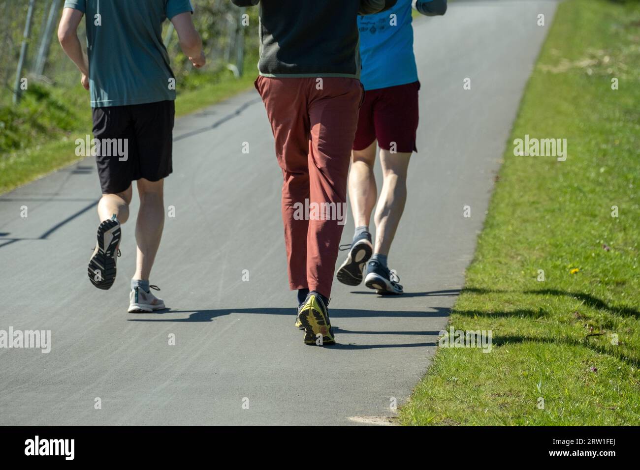 19.04.2023, Germany, Bremen, Bremen - Joggers on a sunny spring day. 00A230419D040CAROEX.JPG [MODEL RELEASE: NO, PROPERTY RELEASE: NO (c) caro images Stock Photo