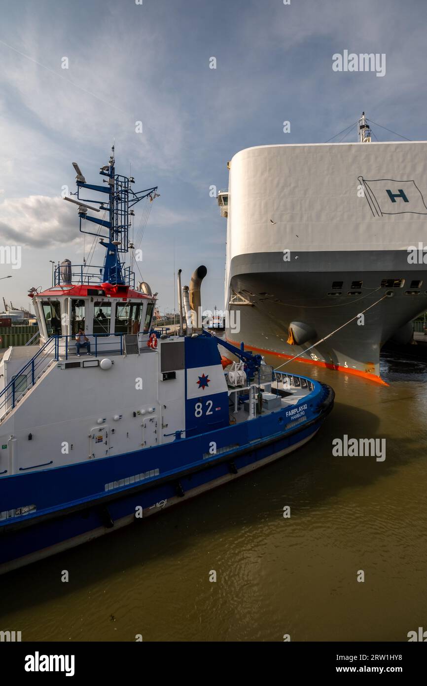 30.06.2023, Germany, Bremen, Bremerhaven - The Norwegian Vehicles Carrier HOEGH TRACER (Hoegh Autoliners) in lock at Ueberseehafen with tugs ready for Stock Photo