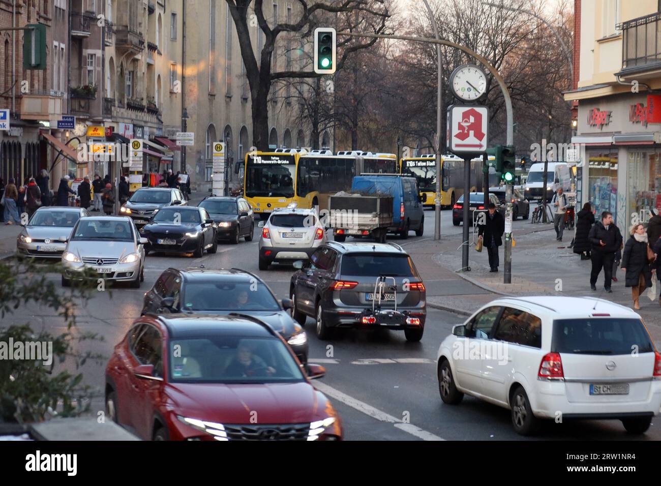 08.02.2023, Germany, Berlin, Berlin - Traffic on the Teltower Damm near the Zehlendorf S-Bahn station. 00S230208D205CAROEX.JPG [MODEL RELEASE: NO, PRO Stock Photo