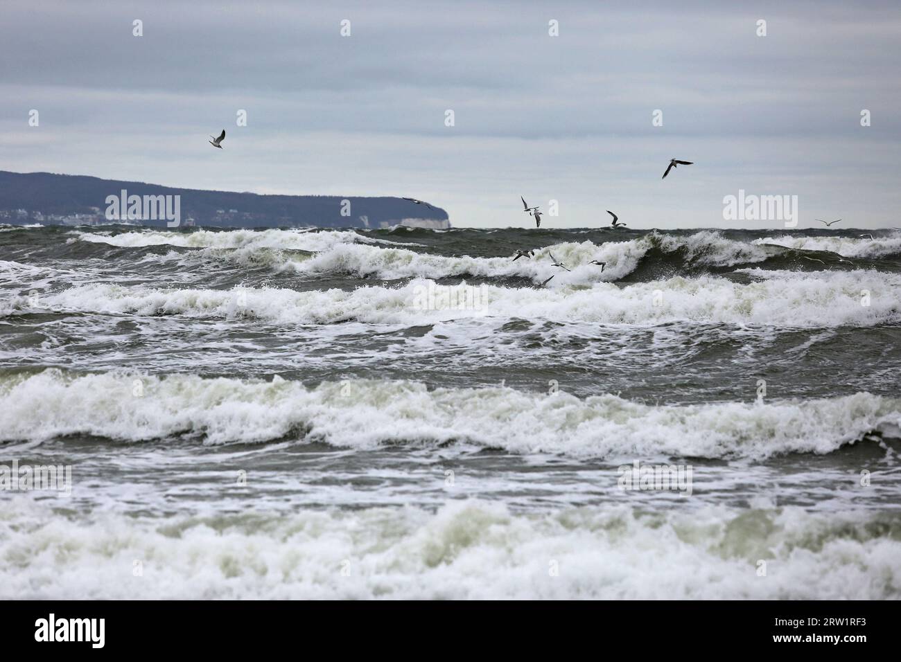 01.04.2023, Germany, Mecklenburg-Western Pomerania, Binz - high swell on the Baltic Sea. 00S230401D433CAROEX.JPG [MODEL RELEASE: NOT Applicable, PROPE Stock Photo