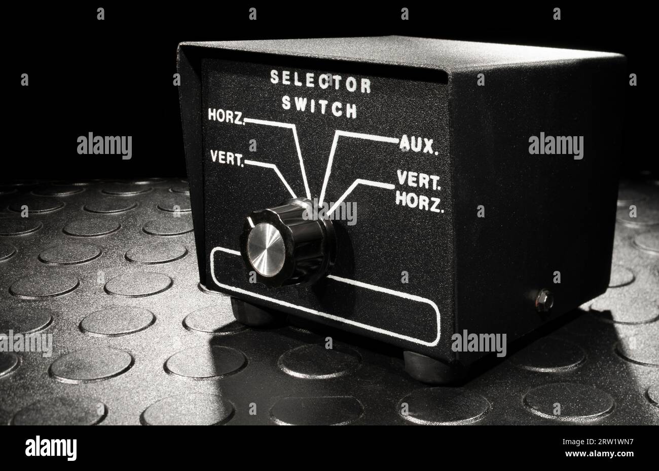 Device that selects the best aerial for transmission on shortwave, GMRS