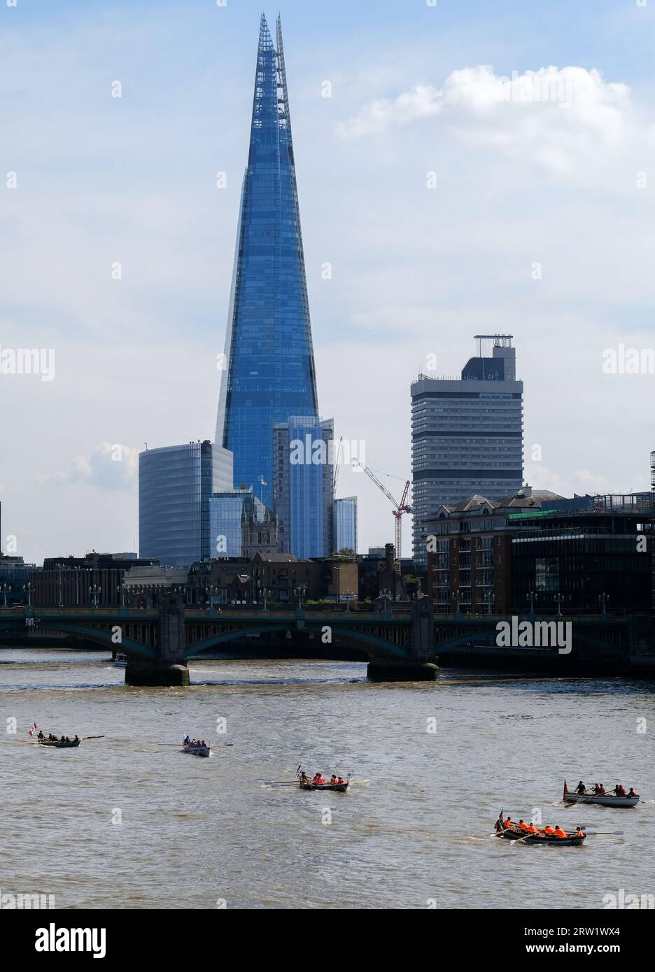 Millenium Bridge, London, UK. 16th Sept 2023. The Great River Race, a boat race covering 21.6 miles from Millwall to Richmond .Credit: Matthew Chattle/Alamy Live News Stock Photo