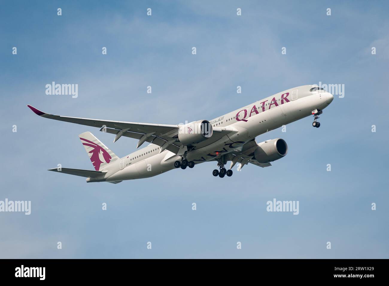 15.07.2023, Republic of Singapore, , Singapore - A Qatar Airways Airbus A350-900 passenger aircraft, registration A7-AMJ, on approach to Changi Intern Stock Photo