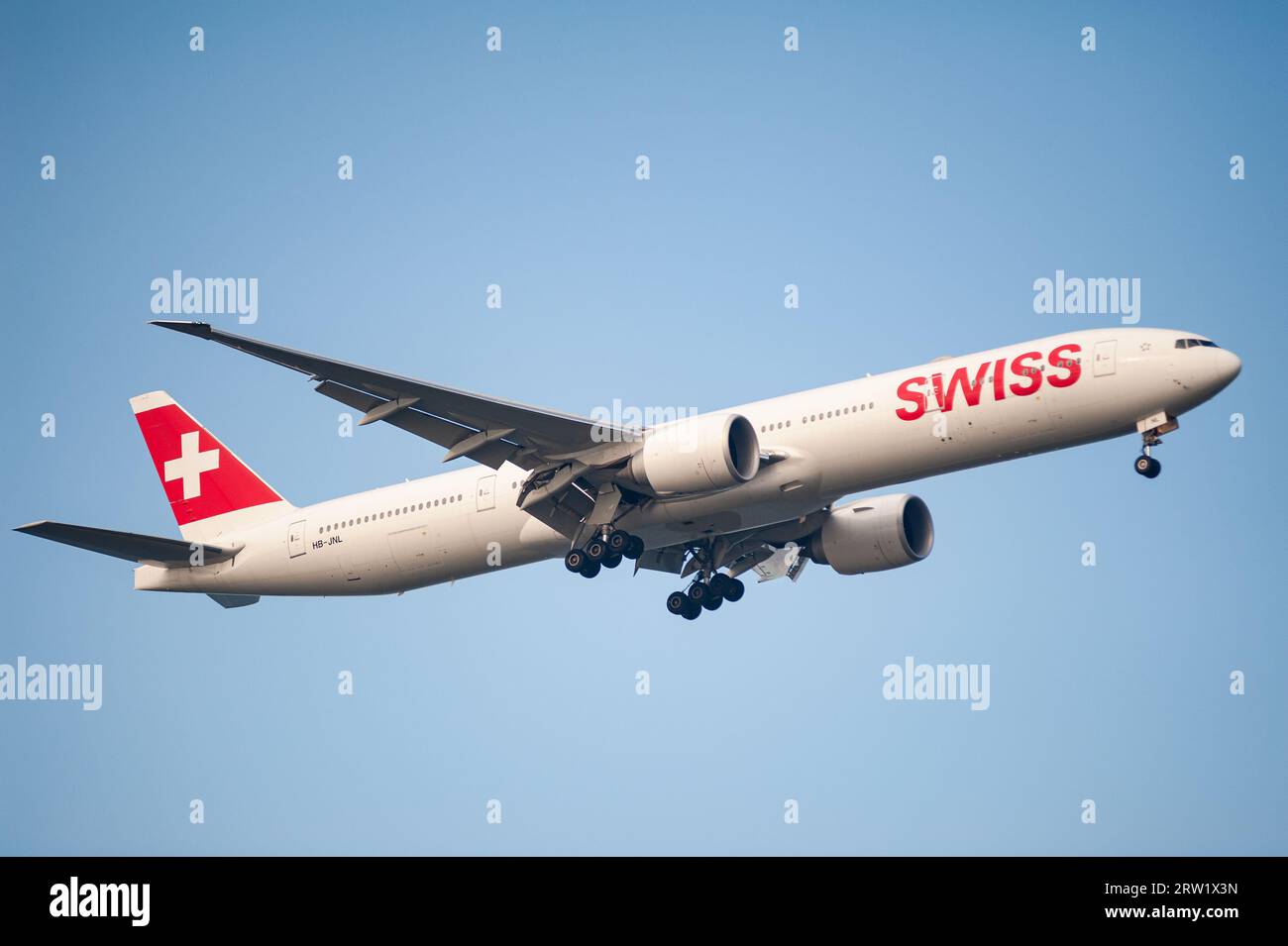 26.07.2023, Republic of Singapore, Singapore, Singapore - A Swiss Airlines passenger aircraft of type Boeing 777-300ER with registration HB-JNL on app Stock Photo