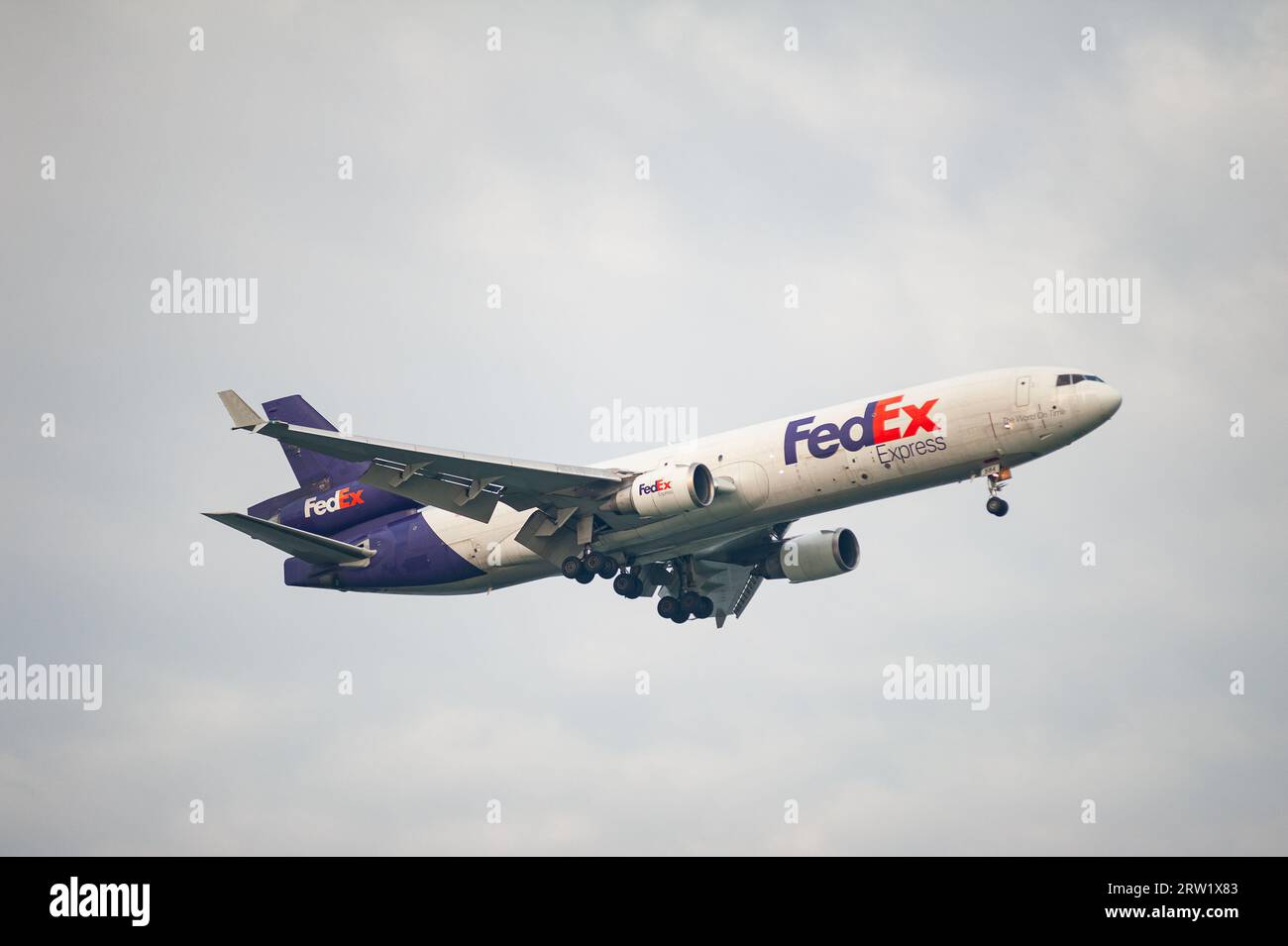 02.08.2023, Republic of Singapore, , Singapore - A US Federal Express (FedEx) McDonnell Douglas MD-11F cargo aircraft with registration N584FE on appr Stock Photo