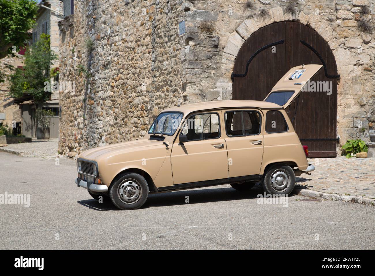 Renault 4 hi-res stock photography and images - Page 5 - Alamy