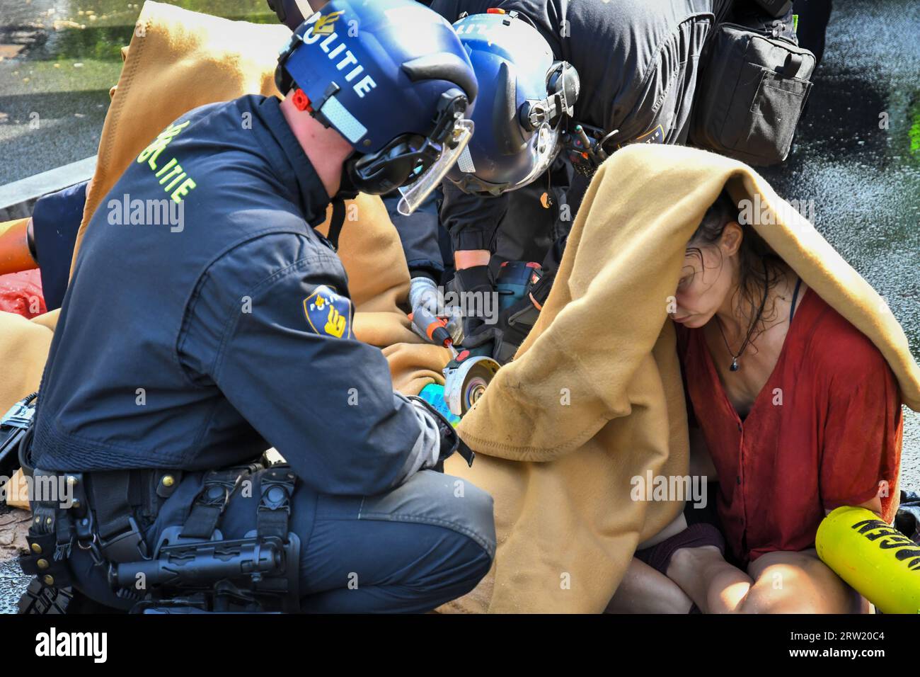 The Hague,TheNetherlands, 16th september,2023. Extinction rebellion protested by blocking the A12 motorway for the 8th day in a row.  Watercannons were used and police removed and arrested a few hundred people.Credit:Pmvfoto/Alamy Live News Stock Photo