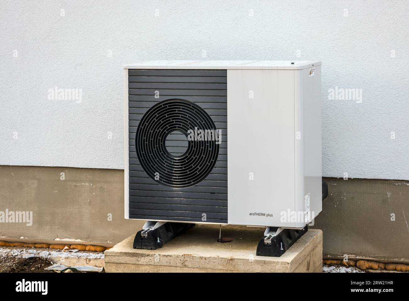 11.04.2023, Germany, North Rhine-Westphalia, Duisburg - Heat pump, housing construction in new building area, new building area with single-family hou Stock Photo