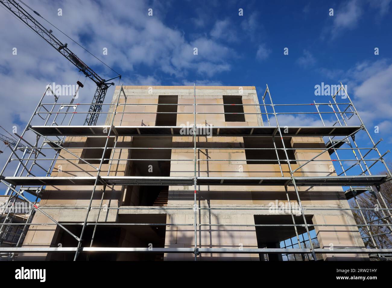 11.04.2023, Germany, North Rhine-Westphalia, Duisburg - Housing construction in new building area, new building area with single-family houses, semi-d Stock Photo