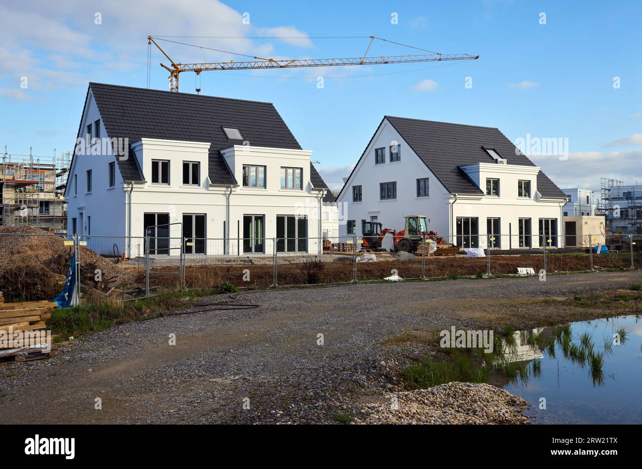 11.04.2023, Germany, North Rhine-Westphalia, Duisburg - Housing construction in a new building area, new building district with single-family houses, Stock Photo