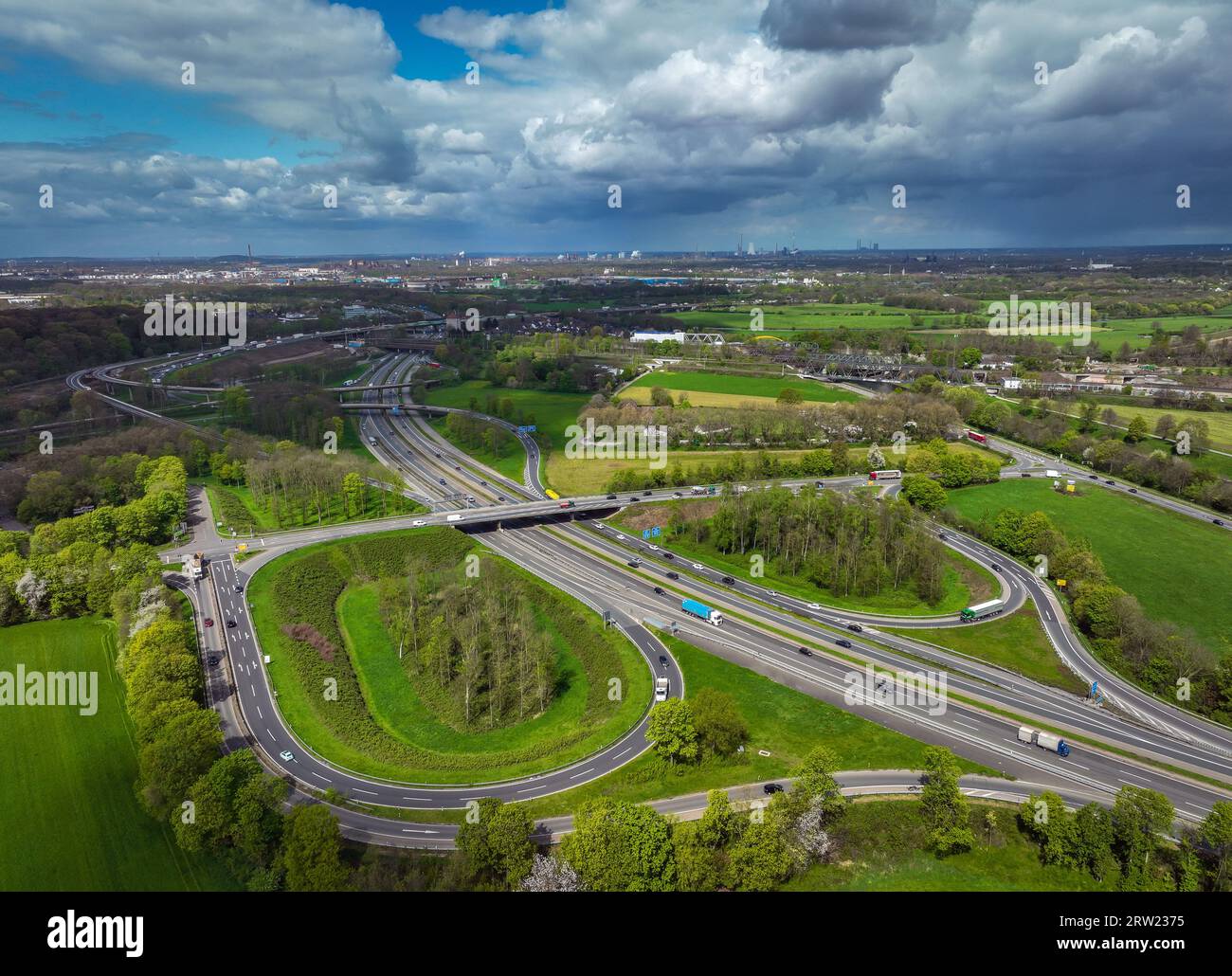 25.04.2023, Germany, North Rhine-Westphalia, Duisburg - Ruhr area landscape at the Kaiserberg motorway junction, the junction connects the A3 federal Stock Photo