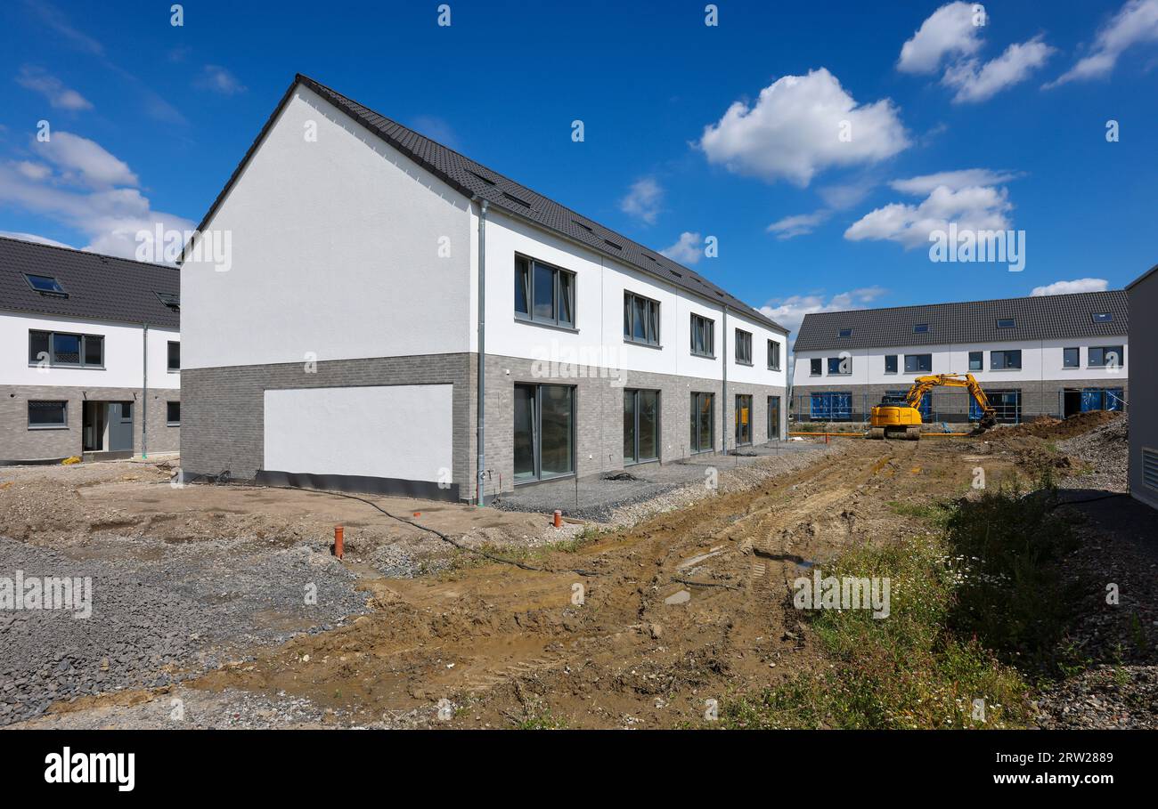 10.08.2023, Germany, North Rhine-Westphalia, Castrop-Rauxel - Residential construction in the Ruhr area. New housing development with semi-detached an Stock Photo