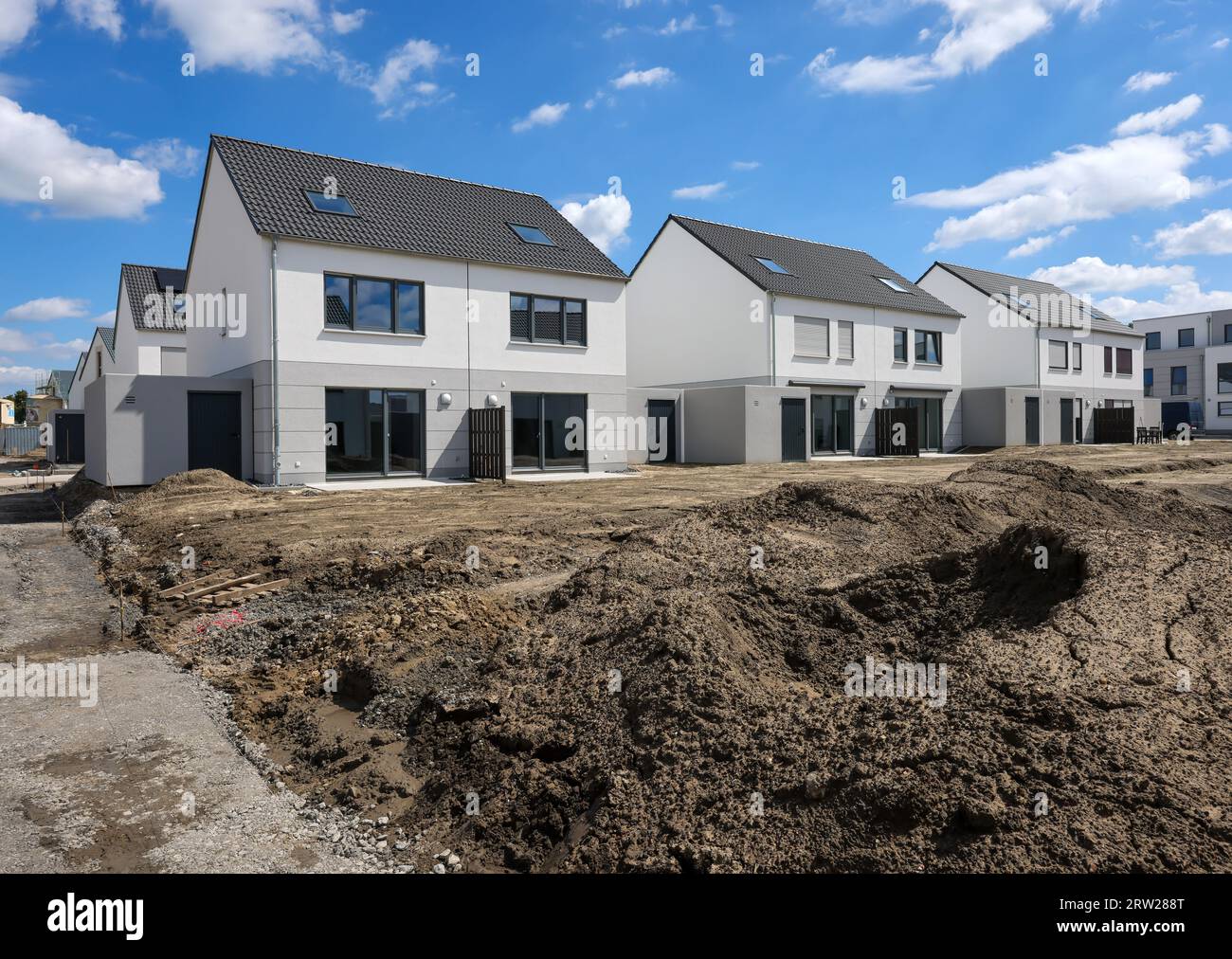 10.08.2023, Germany, North Rhine-Westphalia, Castrop-Rauxel - Residential construction in the Ruhr area. New housing development with semi-detached an Stock Photo