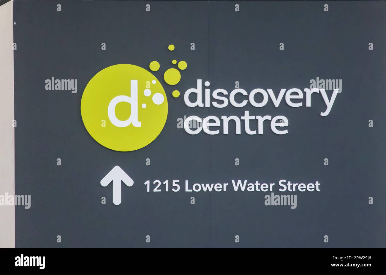 DISCOVERY CENTRE Banner at Halifax Waterfront. Discovery Centre is an interactive science museum in Halifax, Nova Scotia. HALIFAX, NOVA SCOTIA, CANADA Stock Photo