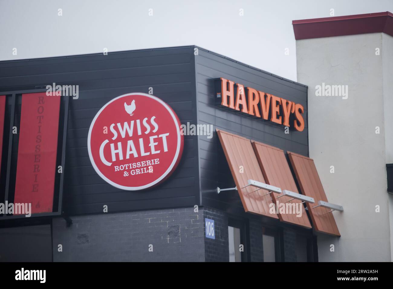 HARVEYS Restaurant and SWISS CHALET banner.  Canadian restaurant specialized in burgers, sandwiches, wraps, poutines, frozen drinks and more. Stock Photo