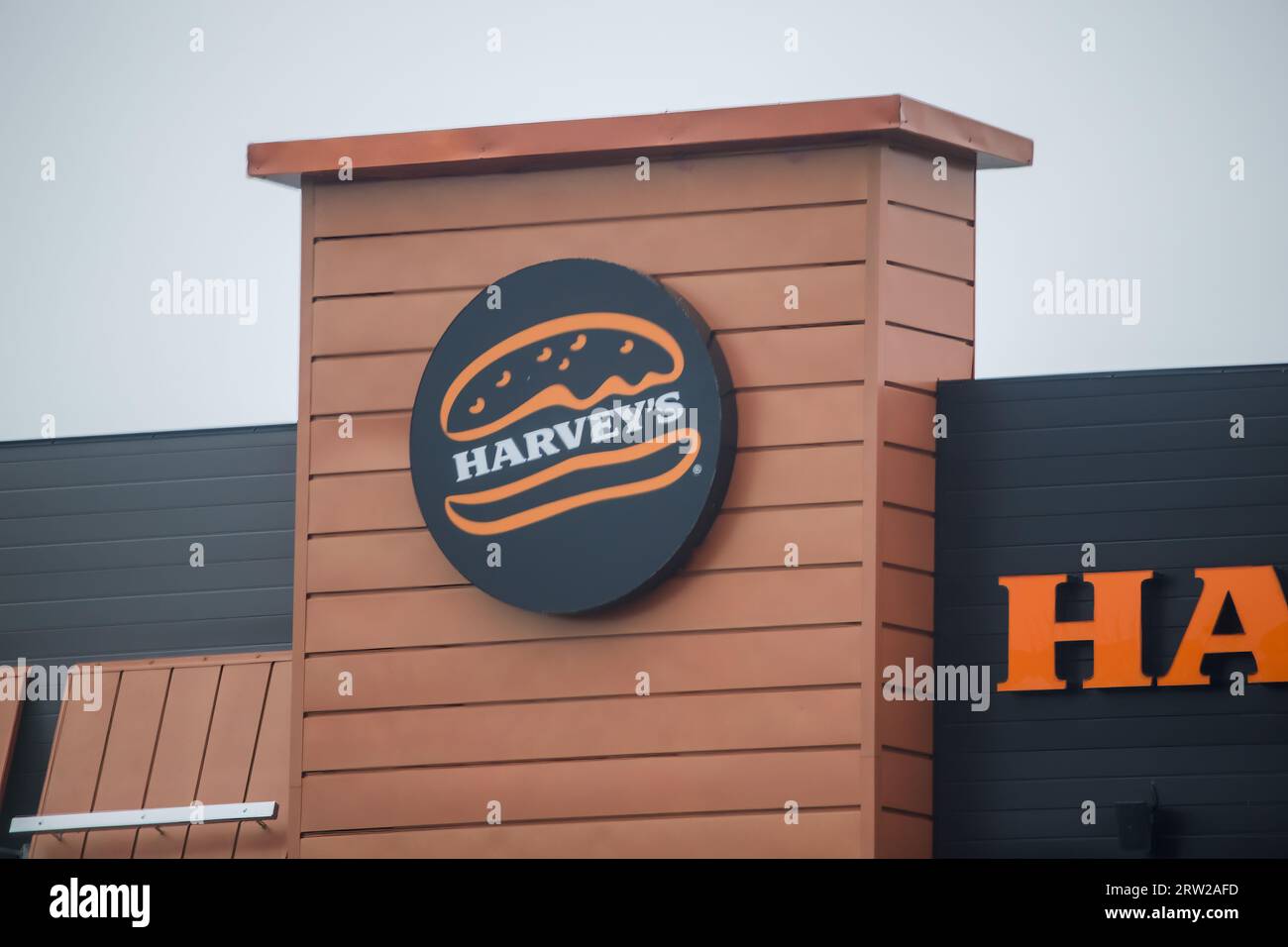 HARVEYS Restaurant and drive through. A Canadian chain of restaurant specialized in burgers, sandwiches, wraps, poutines, frozen drinks and more. Stock Photo