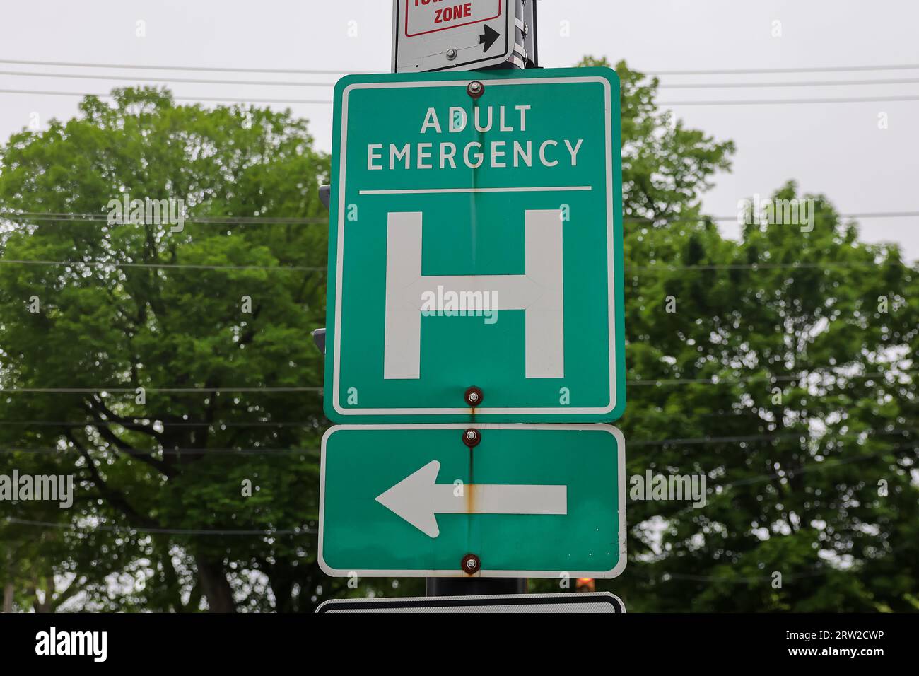Direction sign for Adult Emergency with capital letter H for hospital. Medical Emergency Stock Photo