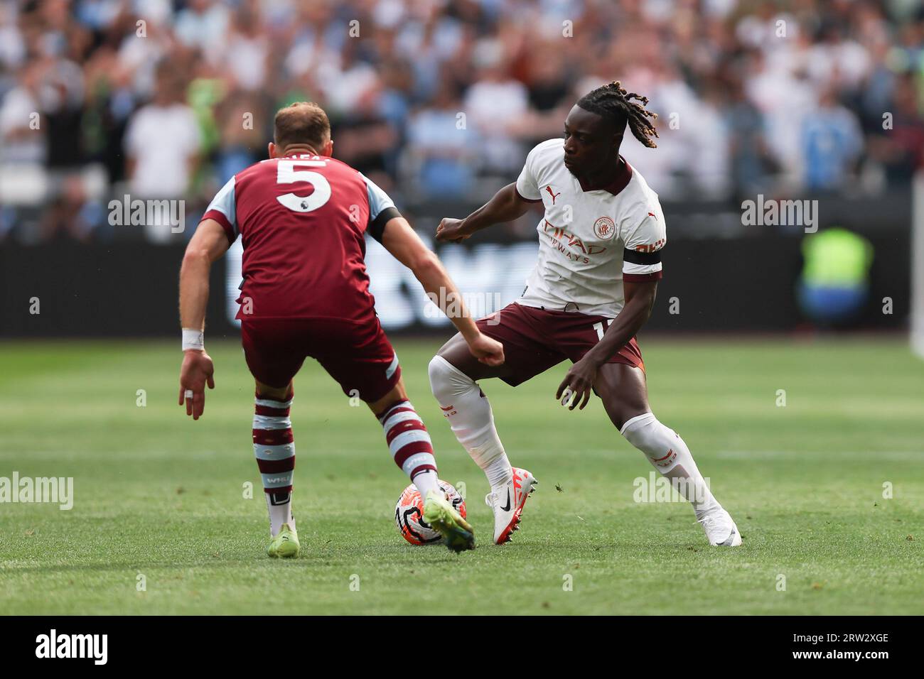 London, UK. 16th Sep, 2023. Jrmy Doku of Manchester City takes on Vladim'r Coufal of West Ham United during the Premier League match between West Ham United and Manchester City at the London Stadium, Queen Elizabeth Olympic Park, London, England on 16 September 2023. Photo by Ken Sparks. Editorial use only, license required for commercial use. No use in betting, games or a single club/league/player publications. Credit: UK Sports Pics Ltd/Alamy Live News Stock Photo