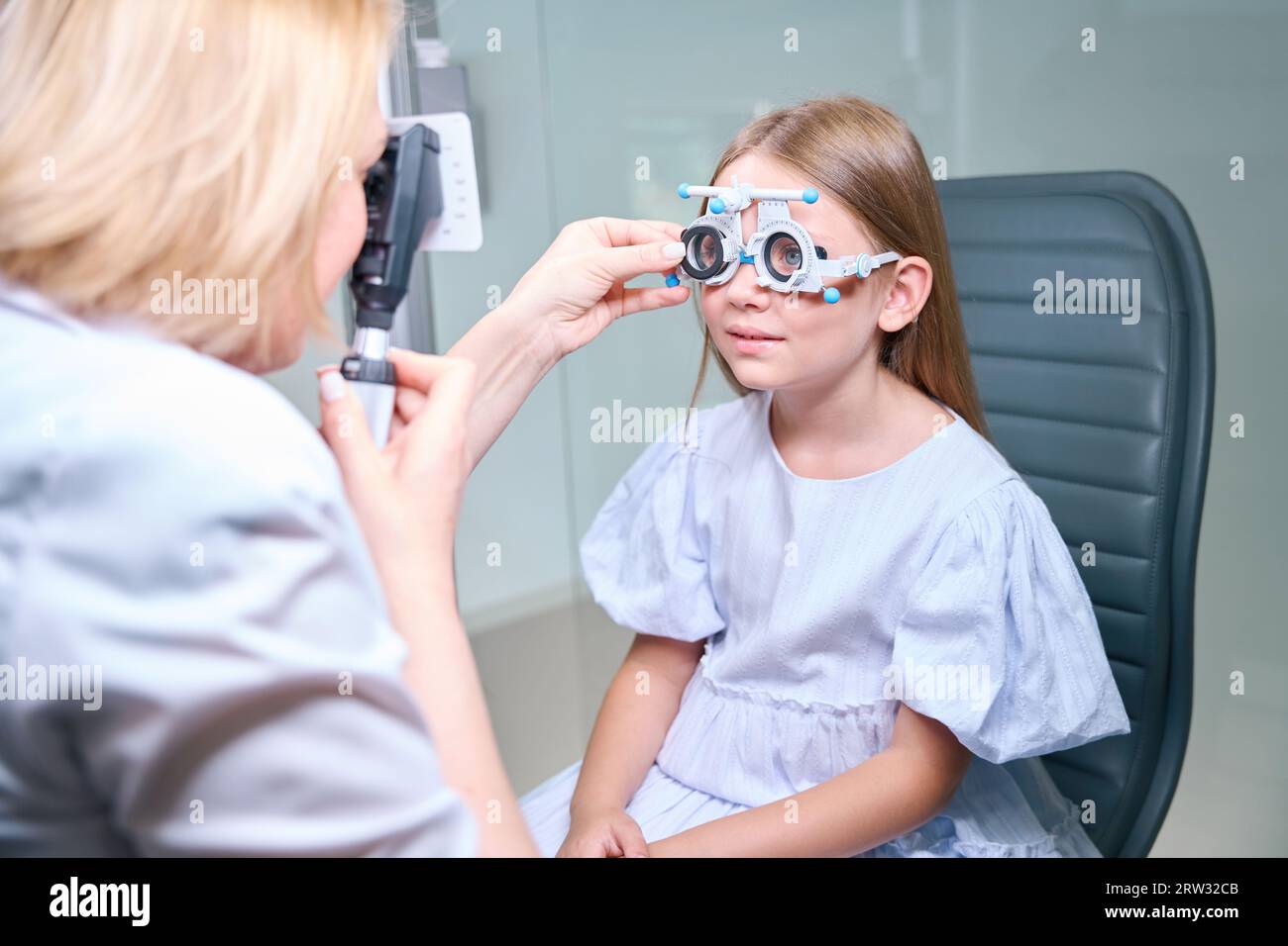 Experienced female optometrist carrying out dynamic retinoscopy on