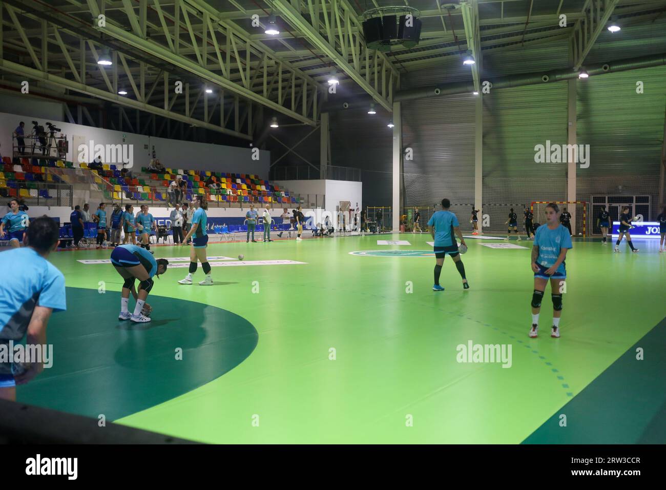 Oviedo, Spain, September 16, 2023: Players of both teams warming up during the 3rd Matchday of the Liga Guerreras Iberdrola 2023-24 between Lobas Global Atac Oviedo and Elda Prestigio, on September 16, 2023, at the Florida Municipal Sports Center Arena, in Oviedo, Spain. Credit: Alberto Brevers / Alamy Live News Stock Photo