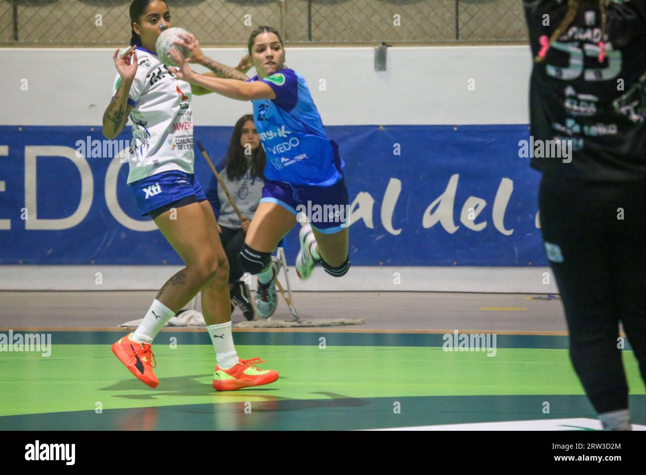 Oviedo, Spain, 16th September, 2023: Lobas Global Atac Oviedo player, Camila Belen (22) shoots on goal during the 3rd Matchday of the Liga Guerreras Iberdrola 2023-24 between Lobas Global Atac Oviedo and Elda Prestigio, on 16 September 2023, at the Florida Arena Municipal Sports Center, in Oviedo, Spain. Credit: Alberto Brevers / Alamy Live News Stock Photo