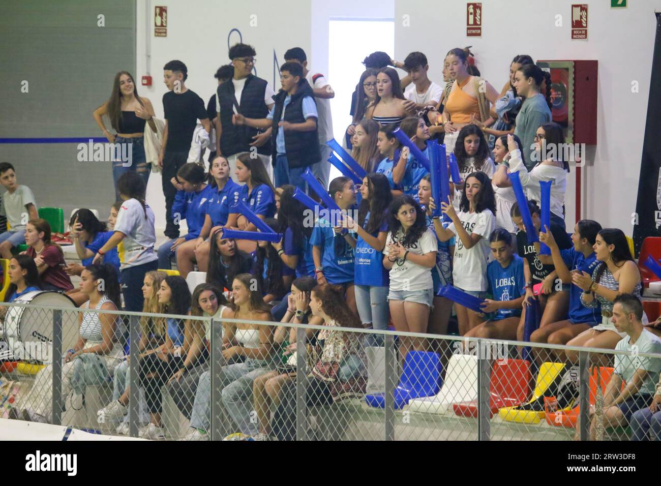 Oviedo, Spain, 16th September, 2023: The fans of Lobas Global Atac Oviedo cheering during the 3rd Matchday of the Liga Guerreras Iberdrola 2023-24 between Lobas Global Atac Oviedo and Elda Prestigio, on September 16, 2023, at the Sports Center Municipal Florida Arena, in Oviedo, Spain. Credit: Alberto Brevers / Alamy Live News Stock Photo