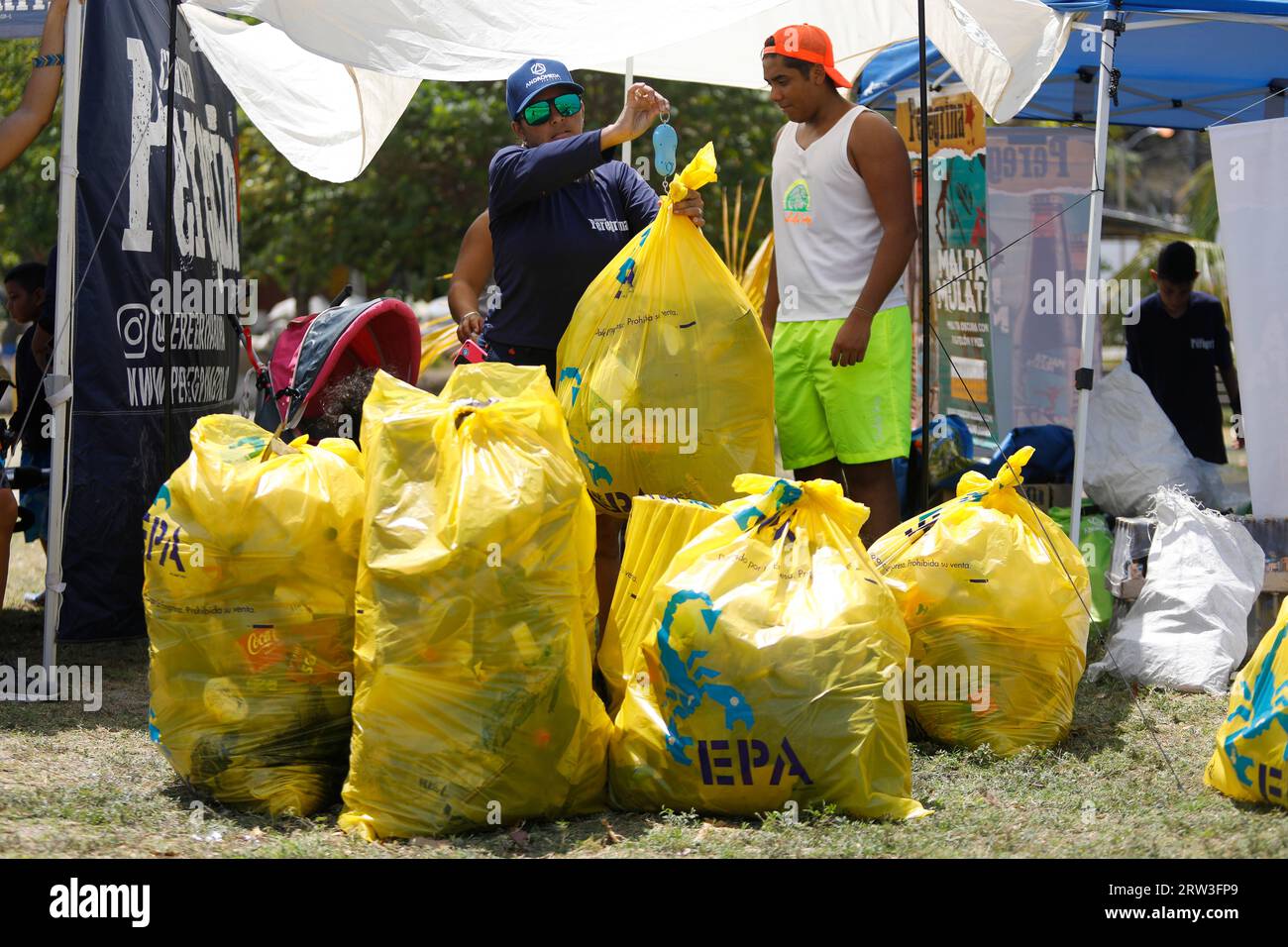 La Guaira, Venezuela. 16th Sep, 2023. Volunteers weigh bags of trash
