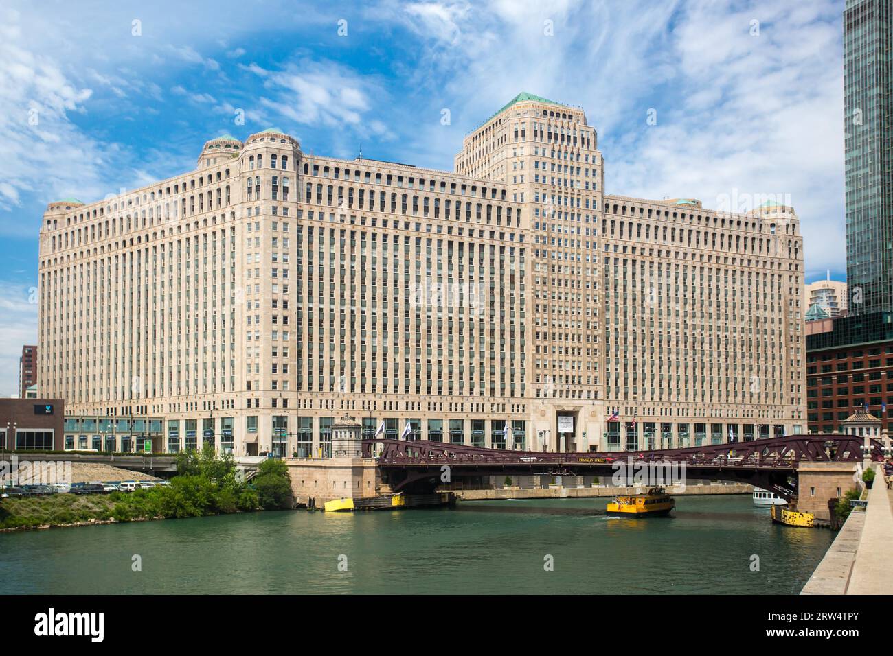 Usa illinois chicago merchandise mart hi-res stock photography and ...