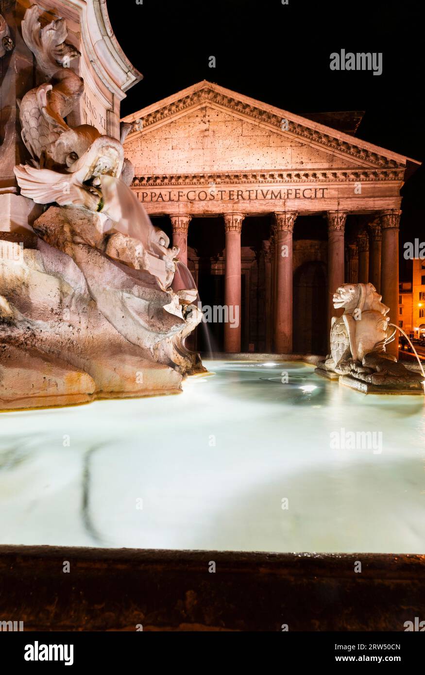 Piazza Rotonda, Pantheon, 119 125 AD Reign of Emperor Hadrian, Fountain Piazza Rotonda by Giacomo Della Porta and Leonardo Sormani, c. 1575, Rome Stock Photo