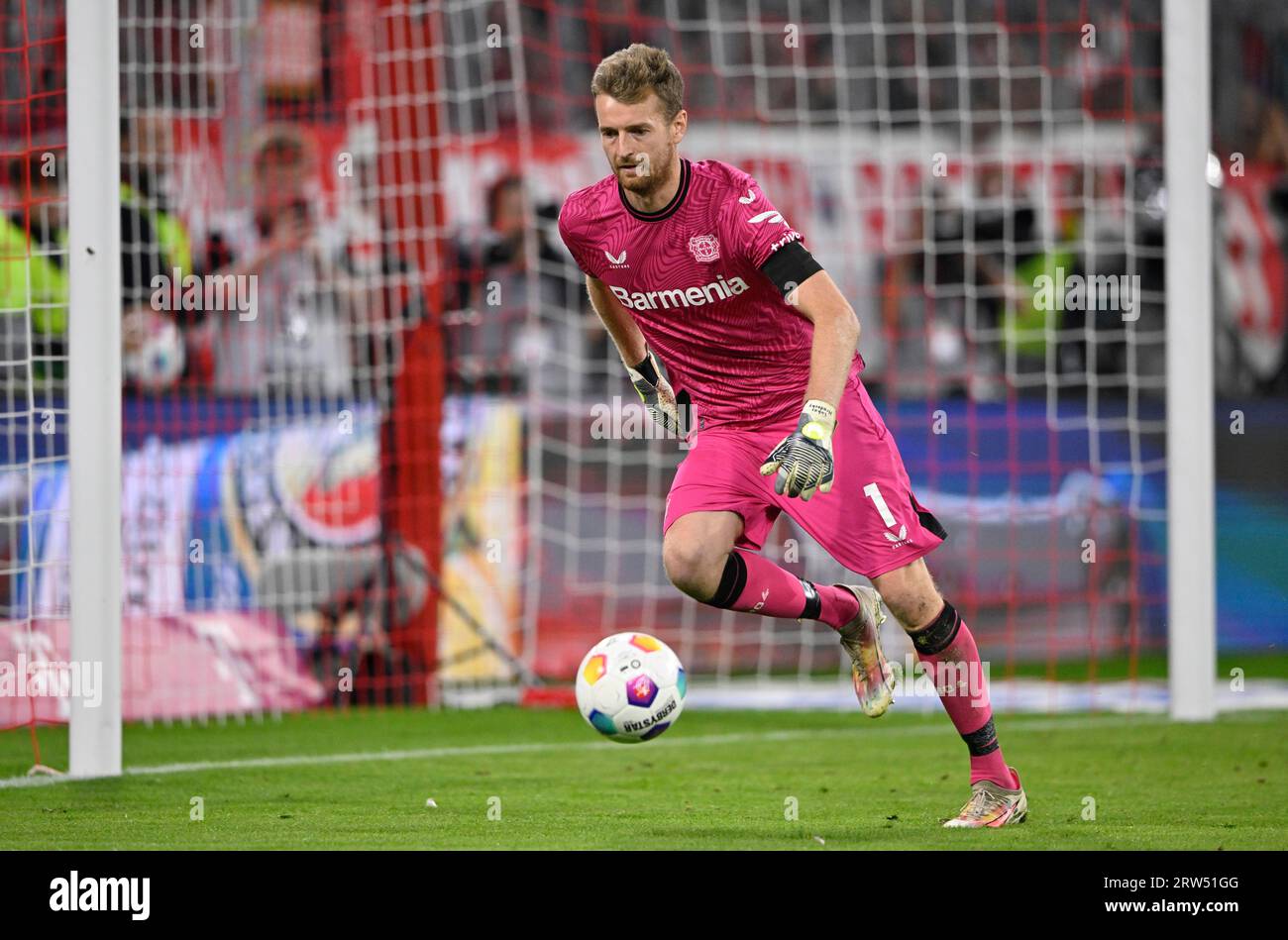 Goalkeeper Lukas Hradecky Bayer 04 Leverkusen (01) on the ball, Allianz