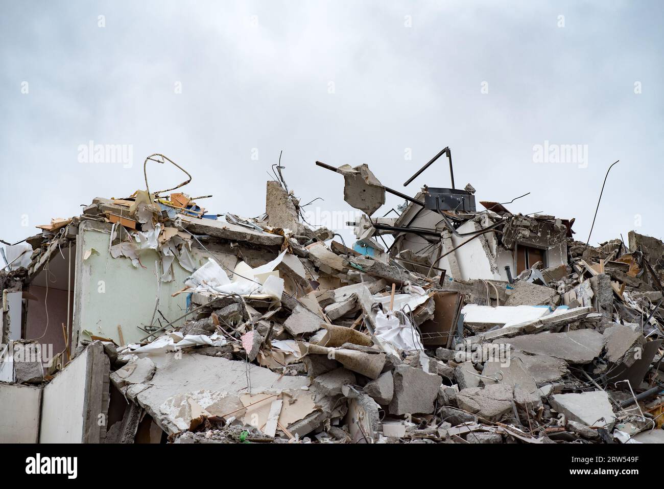 Building destroyed in earthquake hi-res stock photography and images ...