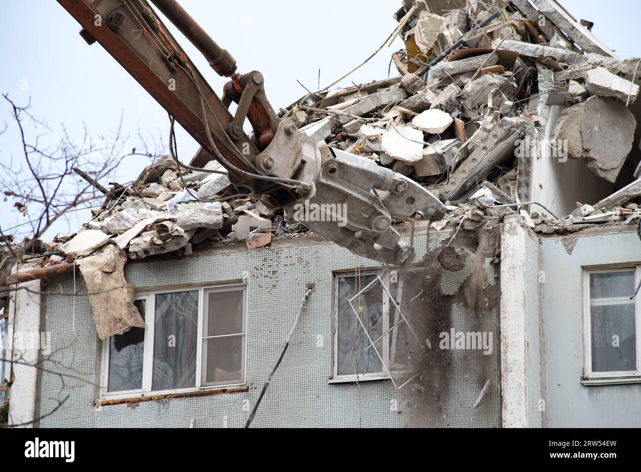 Demolition of a residential house using building hydraulic shears Stock