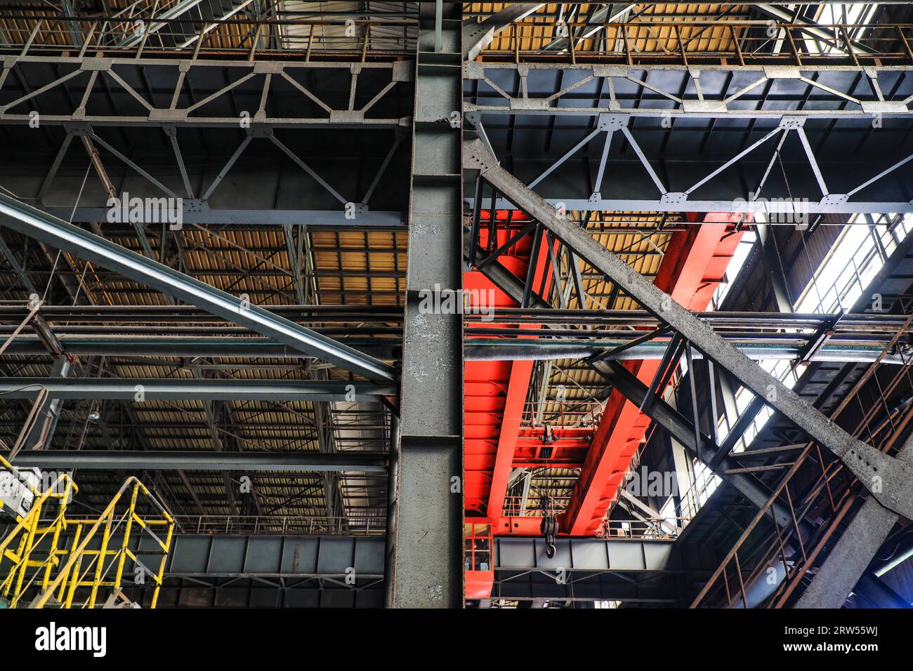 Steel beam truss of a steel company factory building Stock Photo - Alamy