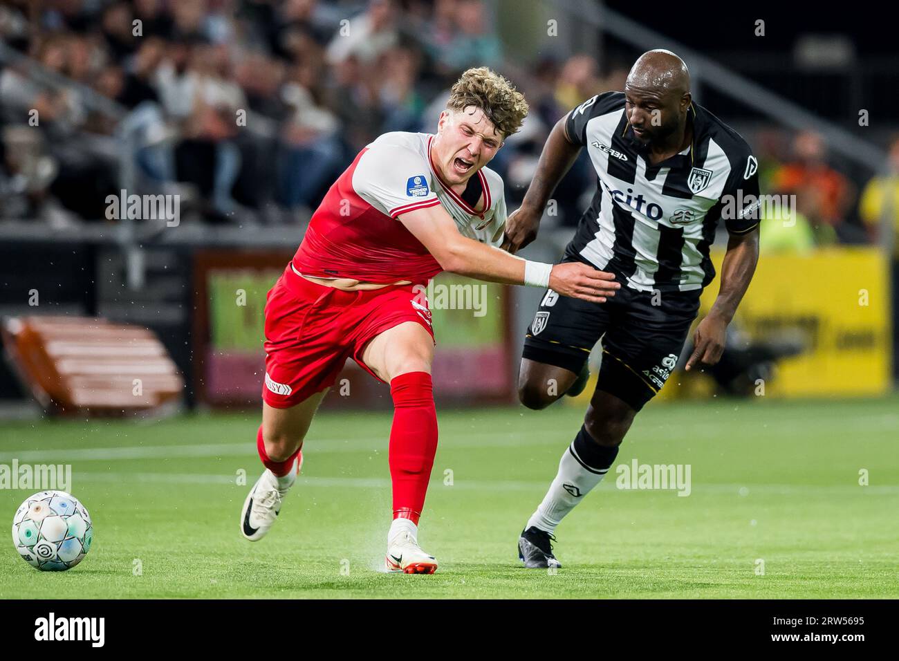 ALMELO - (l-r) Ole Romeny of FC Utrecht, Jetro Willems of Heracles Almelo during the Dutch Eredivisie match between Heracles Almelo and FC Utrecht at the Erve Asito Stadium on September 16, 2023 in Almelo, Netherlands. ANP COR LASKER Stock Photo