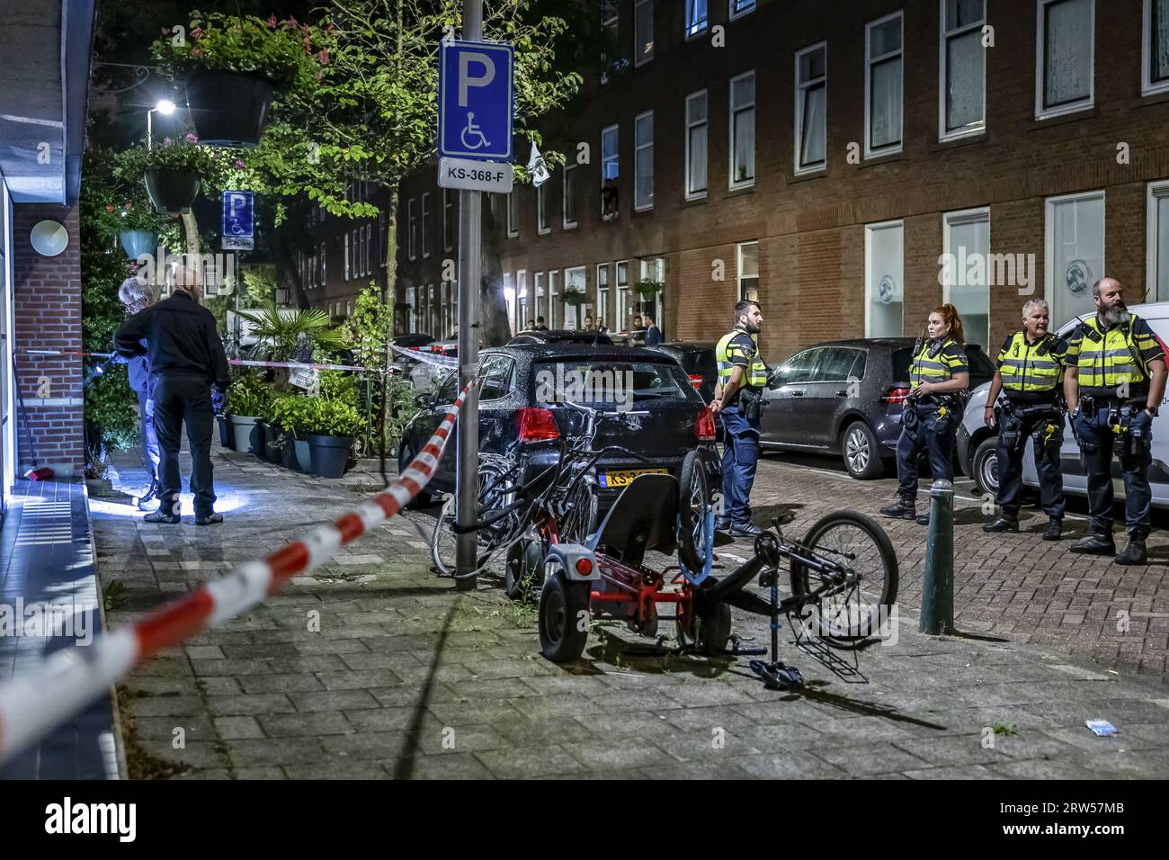 ROTTERDAM Police officers at a house in the Grasstraat in Rotterdam