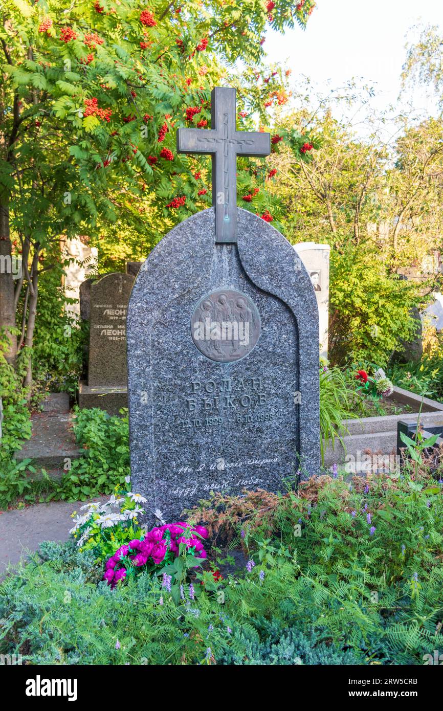 Moscow, Russia - 08.06.2023 - Memorial to the famous soviet russian artist and actor Rolan Bikov at novodevichy cemetery Stock Photo