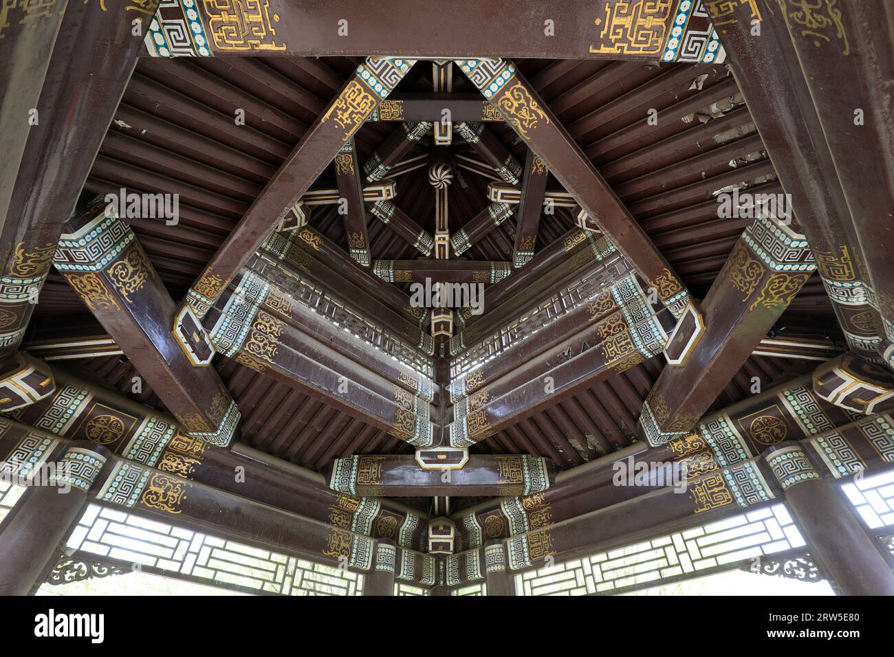 SARIHOSY He Xi Pavilion Chinese Ancient Building Model Fashion Mortise and Tenon Building Block