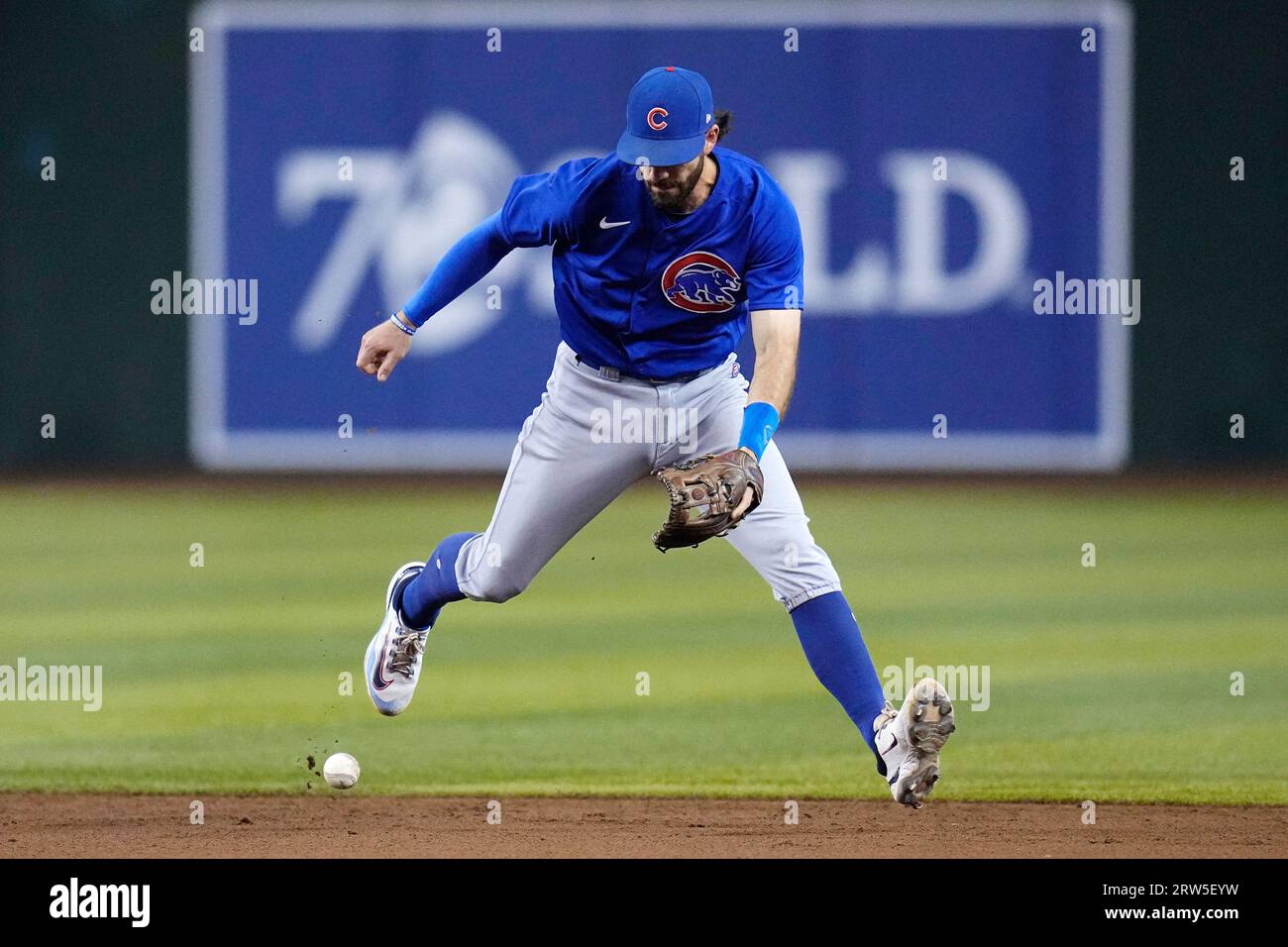 Chicago Cubs shortstop Dansby Swanson makes a fielding error on a grounder  hit by Arizona Diamondbacks' Jace Peterson during the ninth inning of a  baseball game Sunday, Sept. 17, 2023, in Phoenix.