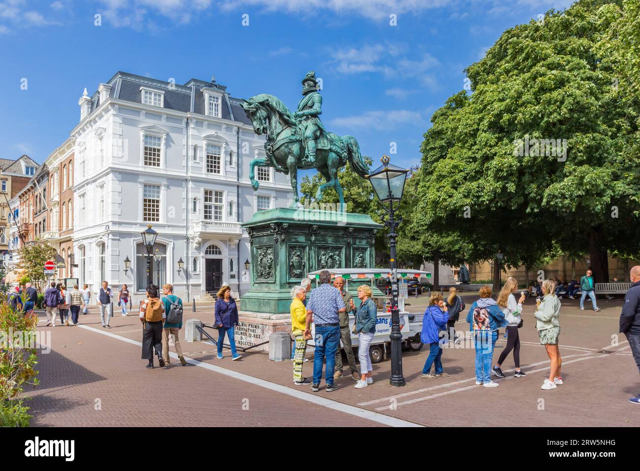 Ice cream seller at the Willem I statue on Noordeinde in Den Haag, Netherlands Stock Photo