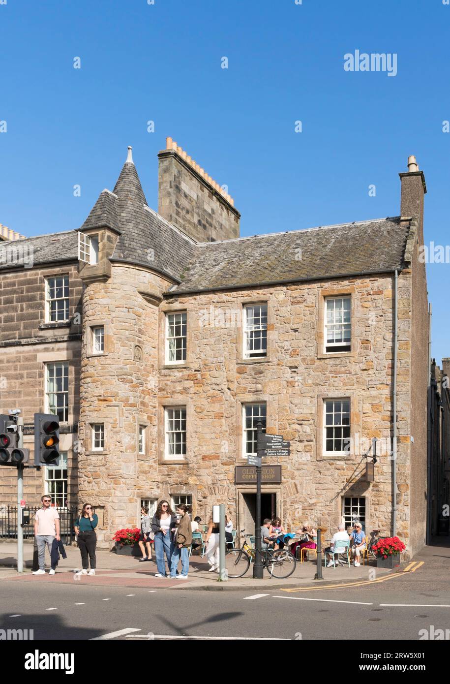 People sitting outside the Old Union Coffee shop in St Andrews, Fife, Scotland, UK Stock Photo