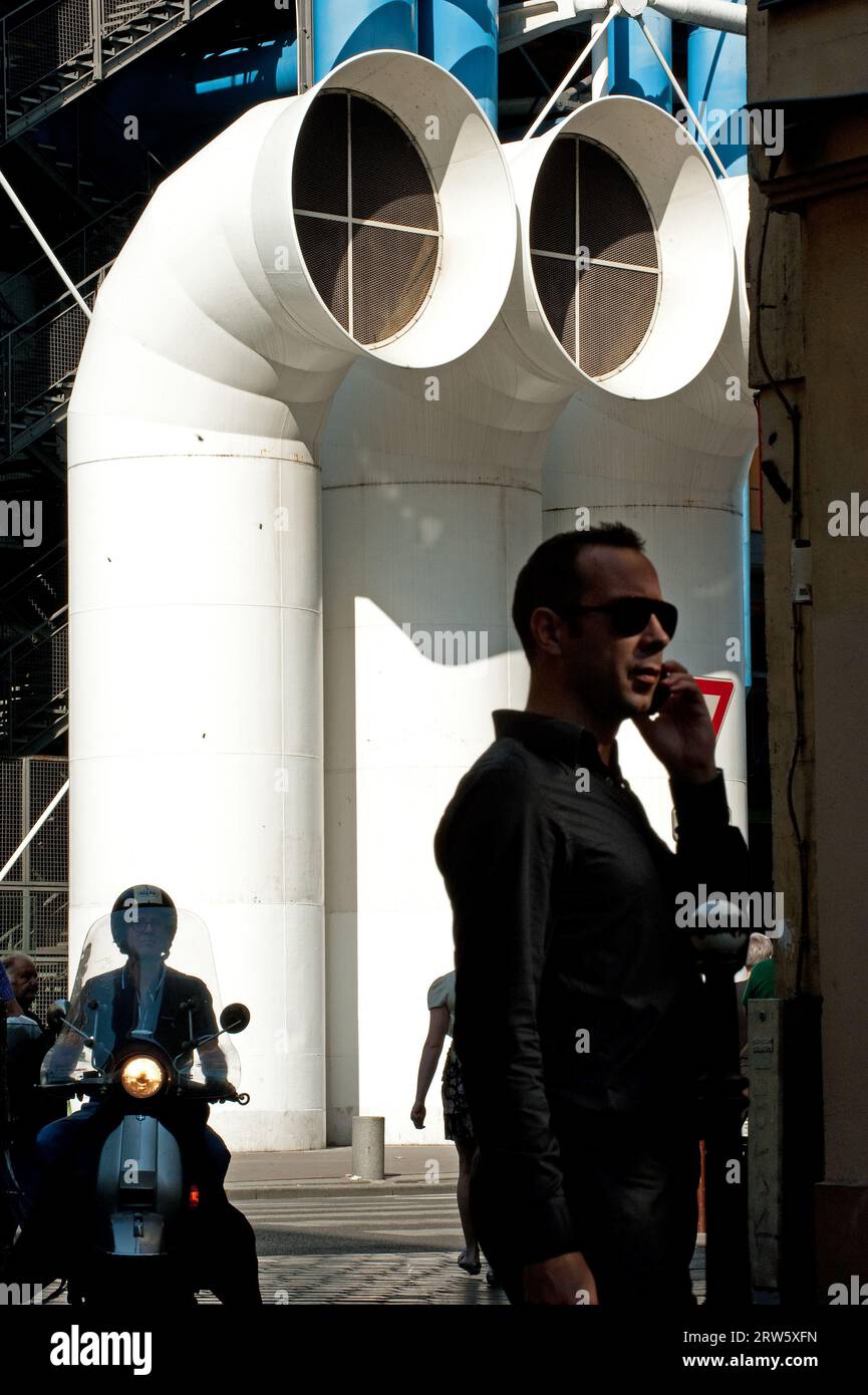 FRANCE. PARIS (75) 4TH ARRONDISSEMENT. BEAUBOURG CENTER. GEORGES POMPIDOU MUSEUM OF MODERN ART. THE BACK OF THE MUSEUM OF MODERN ART (ARCHITECTS RENZO Stock Photo