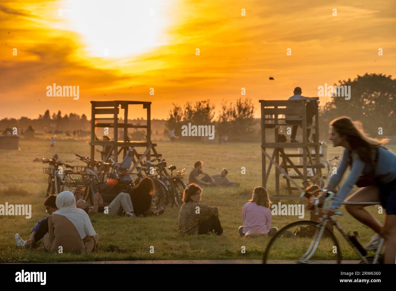 Tempelhofer Feld, Menschen bei Freizeitaktivitäten  auf der Startbahn und Landebahn auf dem ehemaligen Flughafen Berlin-Tempelhof, Sonnenuntergang, Ho Stock Photo