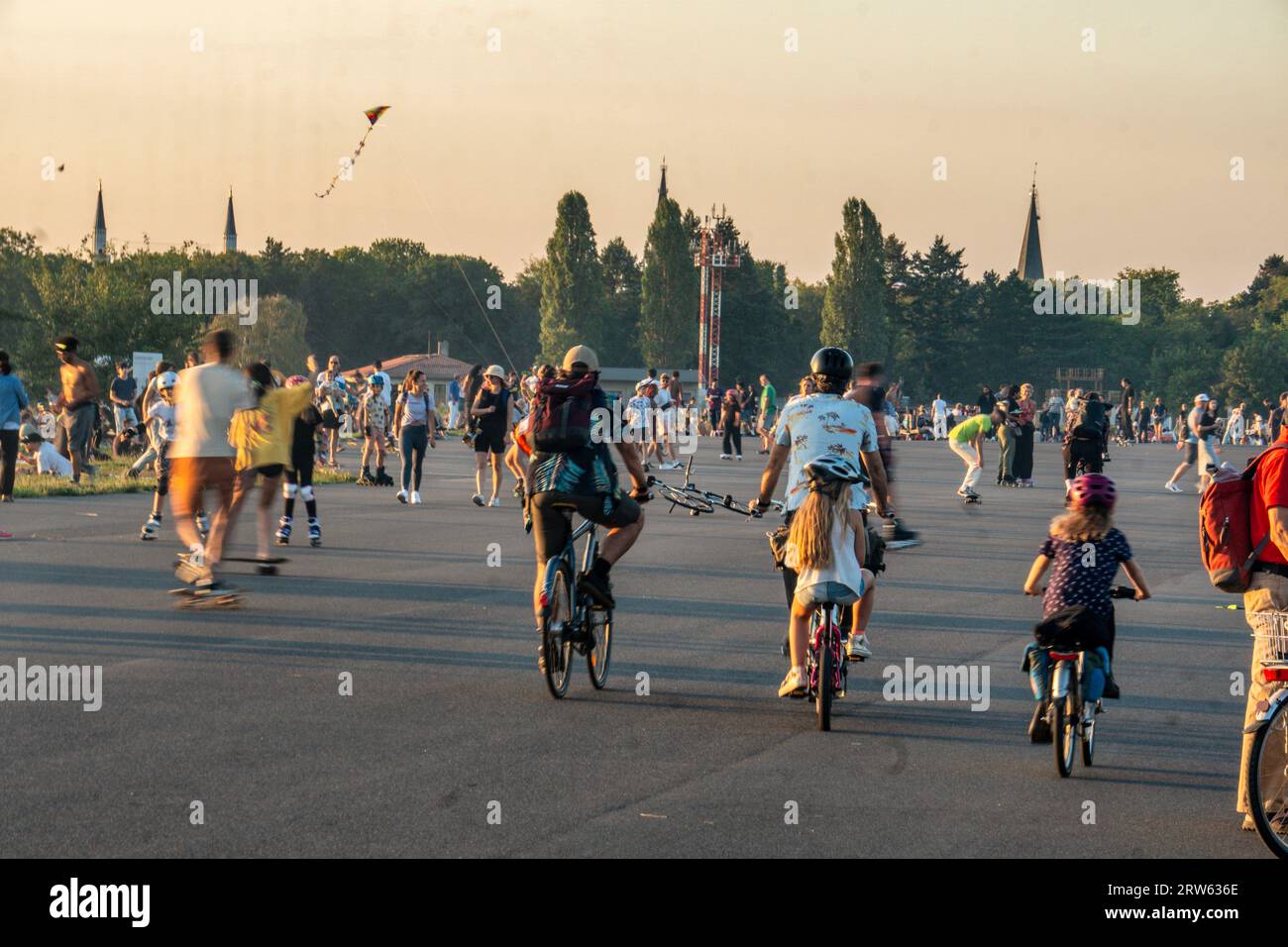 Tempelhofer Feld, Menschen bei Freizeitaktivitäten  auf der Startbahn und Landebahn auf dem ehemaligen Flughafen Berlin-Tempelhof, Berlin, Deutschland Stock Photo