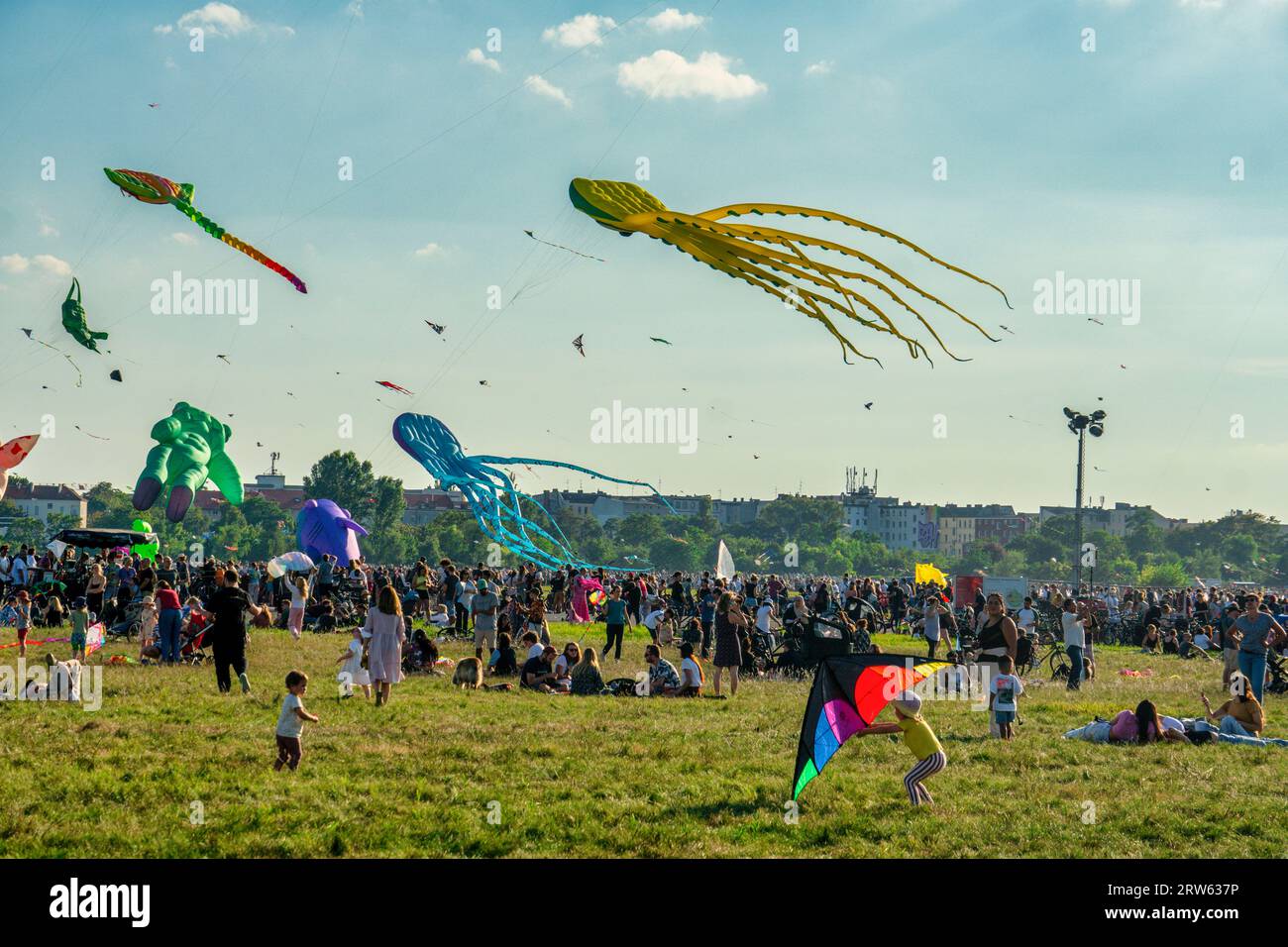Festival der Riesendrachen auf dem Tempelhofer Feld in Berlin, 16.09.2023, Berlin-Tepelhof, Stock Photo