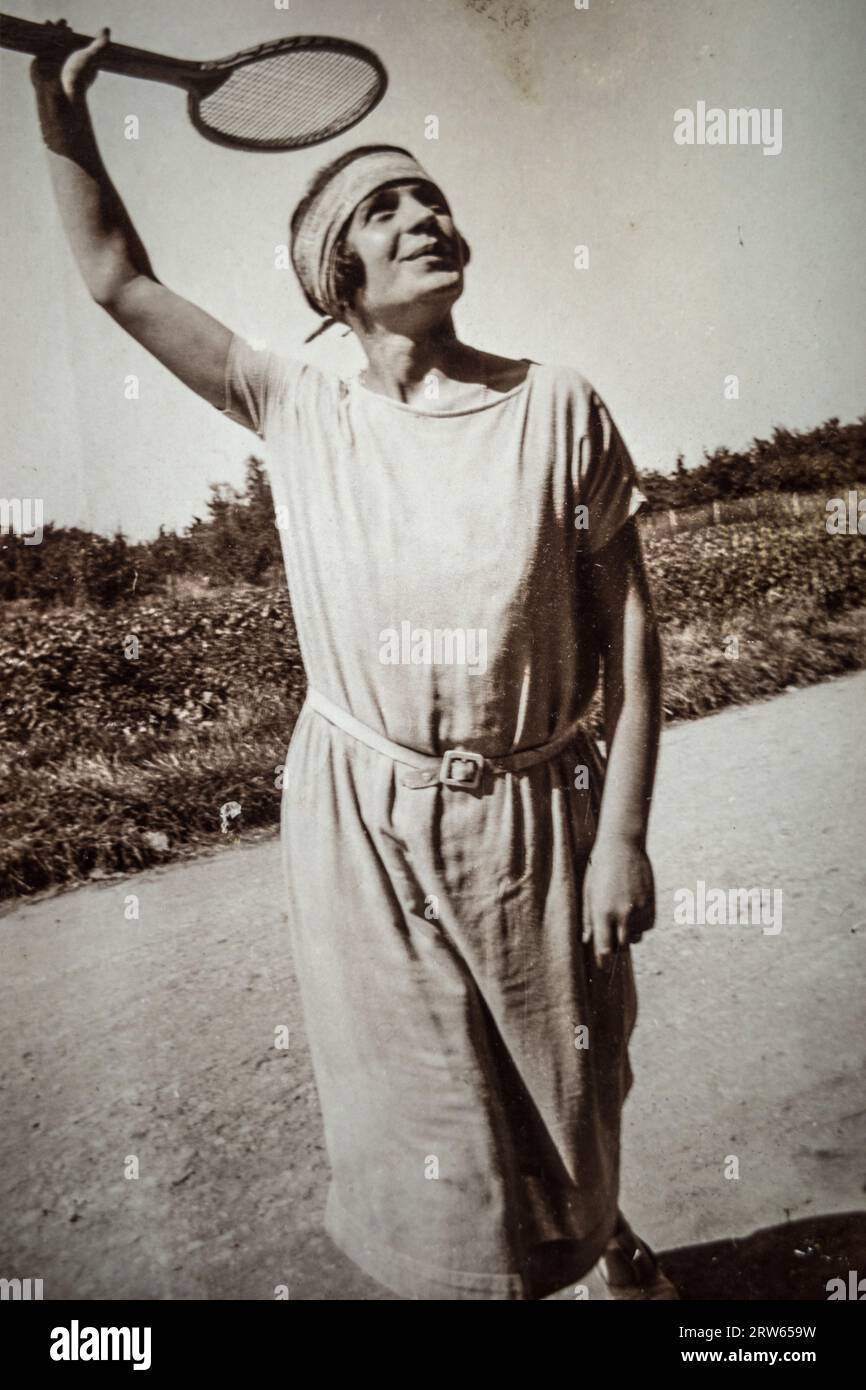 Woman tennis 1920s hi res stock photography and images Alamy