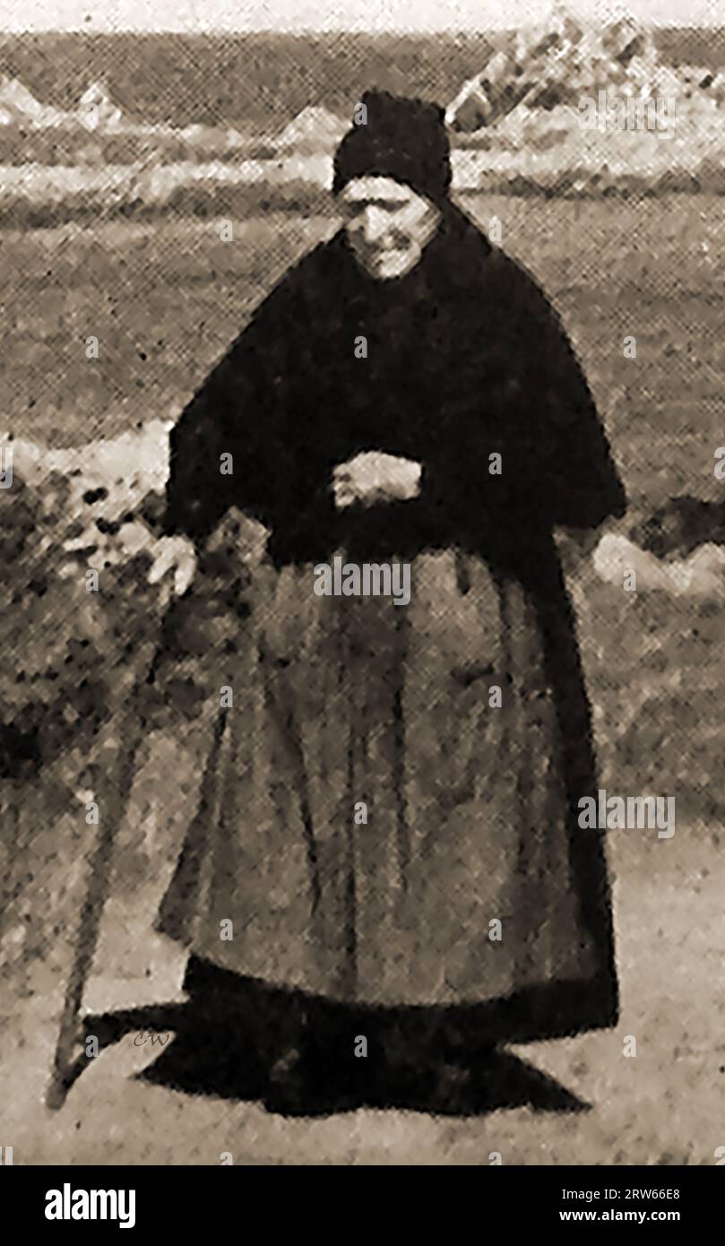 France WWI - An old lady in typical dress walking along a coastal path in 1939  -  France Première Guerre mondiale - Une vieille dame en robe typique marchant le long d'un sentier côtier en 1939   - Frankreich 1. Weltkrieg – Eine alte Dame in typischer Kleidung spaziert 1939 einen Küstenweg entlang Stock Photo